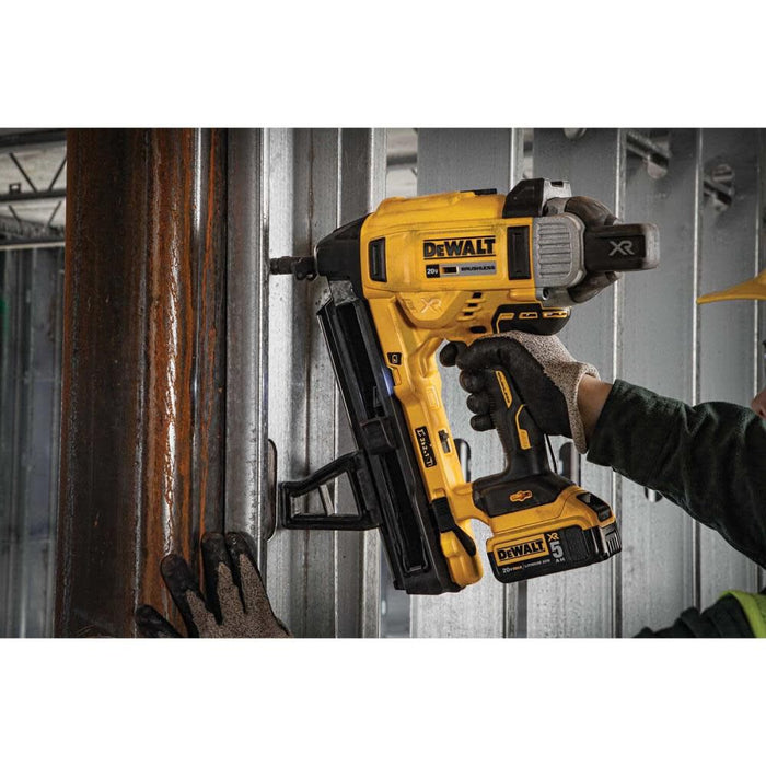 Dewalt® 20V MAX* XR® Cordless Concrete Nailer Kit DCN890P2